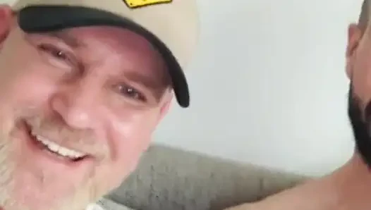 Tombul baba sıska adamdan sikiliyor. dölleme eşcinsel anal