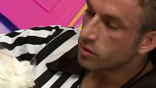 Schiedsrichter ruft eine Pause, um Cindy Behr zu ficken, während sie Charlie Monaco frisst