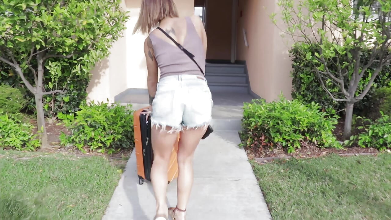 바람피는 여친의 거유 핥기 아비가일 맥