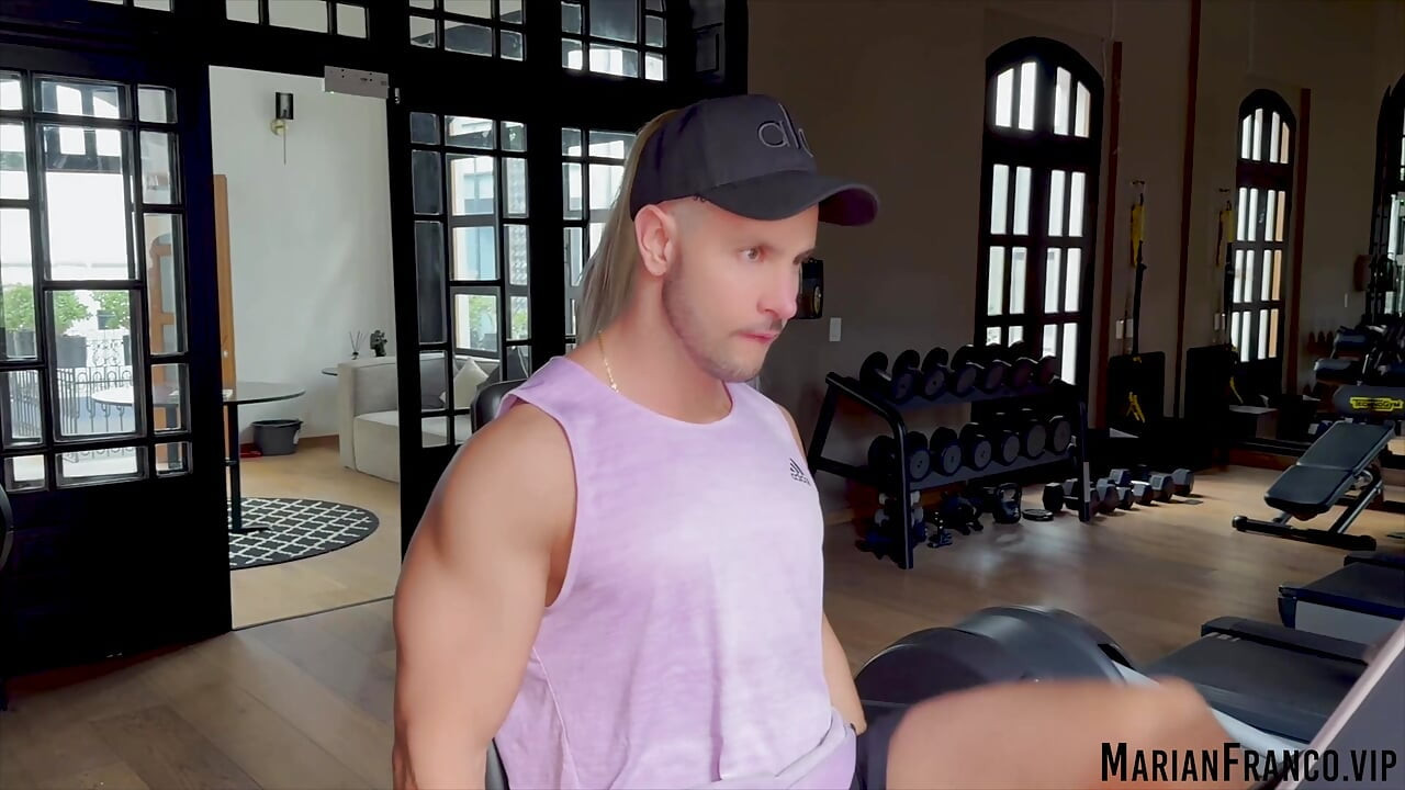 Un mec sexy de ma salle de sport a enfin fait un pas sur moi