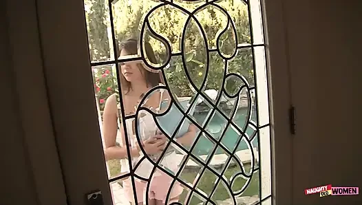 Aksi hot lesbian darla grane yang lagi asik jilat shyla jeninngs setelah dudukin wajahnya
