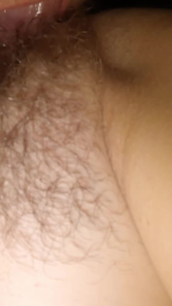 Detik yang menyeronokkan dari "makan pepek berbulu yang menakjubkan dan kongkek lidah dubur - rakaman dekat melampau ASMR dubur dan menjilat pepek"