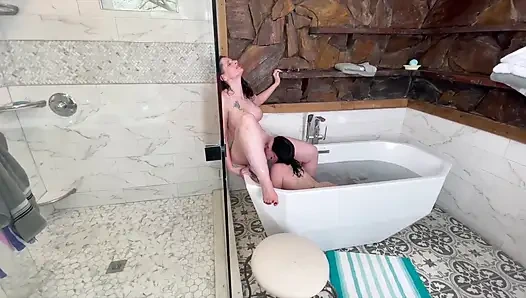 Geile Hotwife Hookup: Spielzeug in Der Wanne