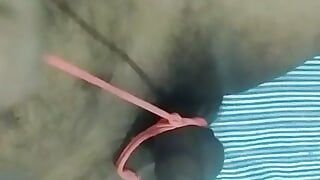 Sexy indischer junge masturbiert, sperma auf dem bauch, schmeckt eigenes sperma ..