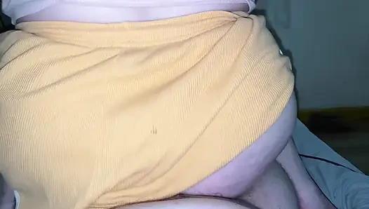 BÜYÜK GÖTLÜ ŞORTLU BIR EVLI KADıNıN GERÇEK EV YAPıMı SEKSI. ÜSTÜNE ÇıKıYOR VE INLIYOR. SOHBETLERLE RUS EVI