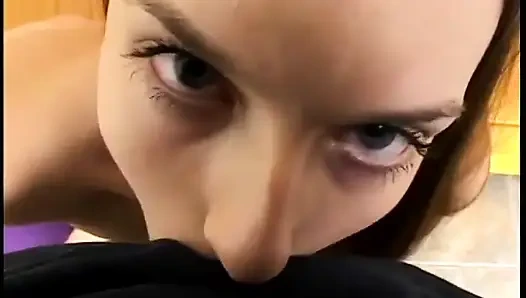 Bakış açısı kameralı adam muhteşem esmerin götünü açmasını ve yarak emmesini filme alıyor