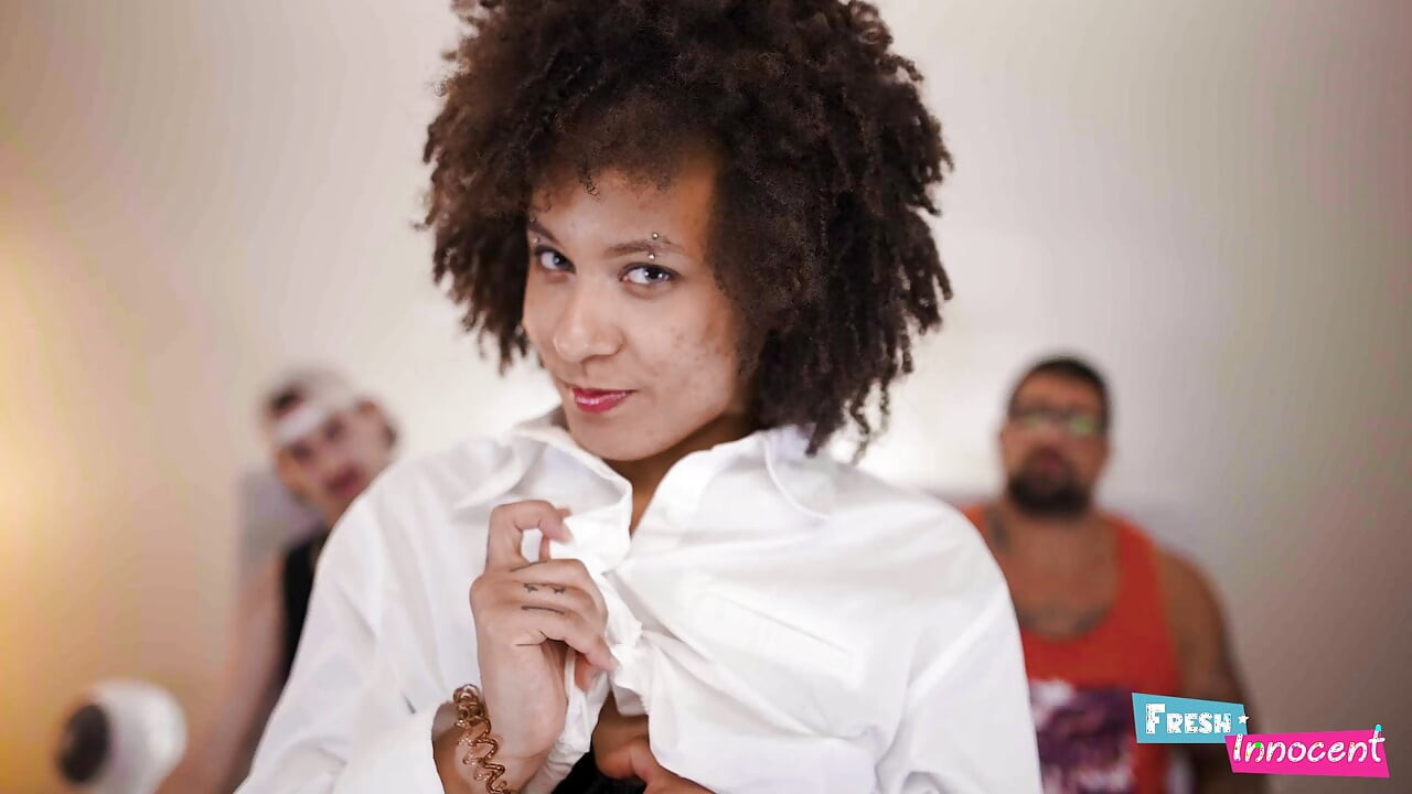 Färsk & oskyldig - En söt mulato tonåring knullad av 2 kukar i interracial trekant