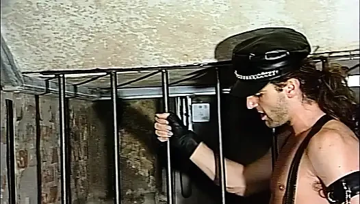 Heiße brünette sklavin ist geil