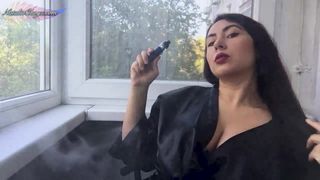 Mädchen mit großen Möpsen raucht und masturbiert Muschi nach einem Spaziergang