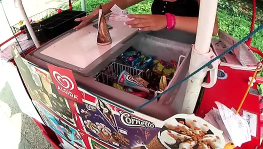 아이스크림을 먹고 POV 섹스에 그의 집에 가는 음란한 갈색 머리