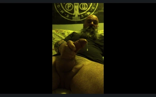 Üvey baba ayı büyük şişman yarakla mastürbasyon yapıyor ve taşak zıplıyor