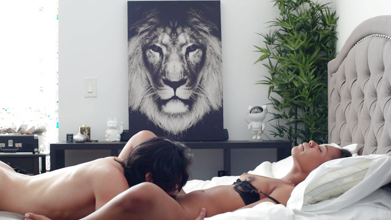 Sevimli ve seksi zenci sevgilim Ami Bue Asyalı hunk leo vice ile tutkulu romantik seks yapıyor
