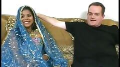 Indyjska piękność w niebieskim sari Rani Khan lubi czyścić twarde fajki
