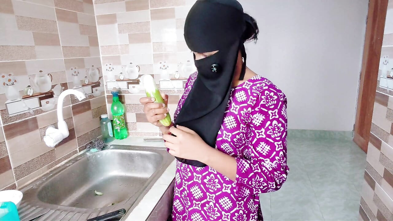 Sıkı amcıklı büyük salatalık desi yenge yatak odasında sır
