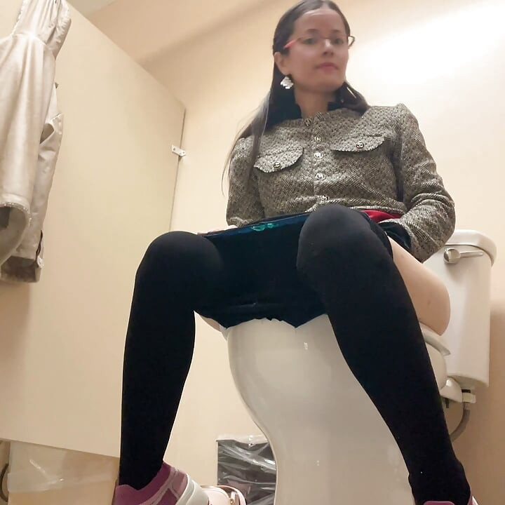 show sexy ass wear red dress in toilet room