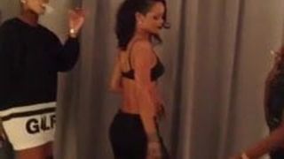 Rihanna 和她的女孩们跳舞的屁股剪辑