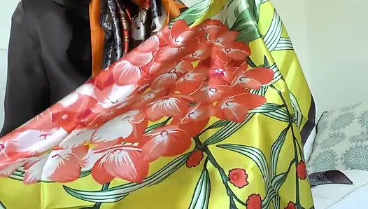 Permainan syal satin yang seru! Lady Victoria Valente