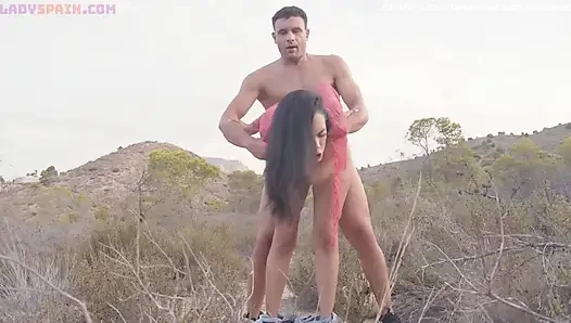 Ich ficke diese geile brünette mit dicken titten und einem dicken arsch im freien