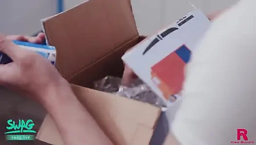 Invisible spray: tetanggaku yang sange menyerbu rumah seorang gadis