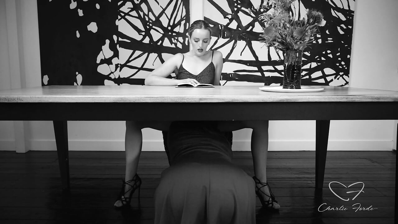 Ода истеричной литературе с участием Чарли Форд, Amber Moore