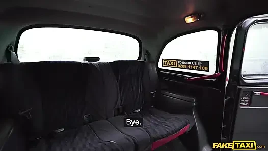 Fake Taxi - strebsames schätzchen Klaudia Diamond in netzstrümpfen betrügt ehemann