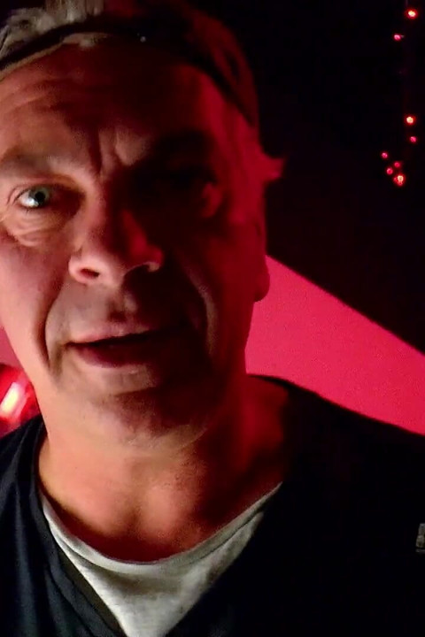 Kaslı Adam Ateşli Kızıl Saçlı Sürtük Ve Esmeri Sidikli Üçlü Grup Sekste Sikiyor