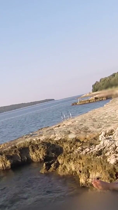 Genç öğretmen hırvatistan'da herkesin önünde halka açık bir plajda yarağımı emiyor - yakındaki insanlar için çok riskli - misscreamy | Klip 1