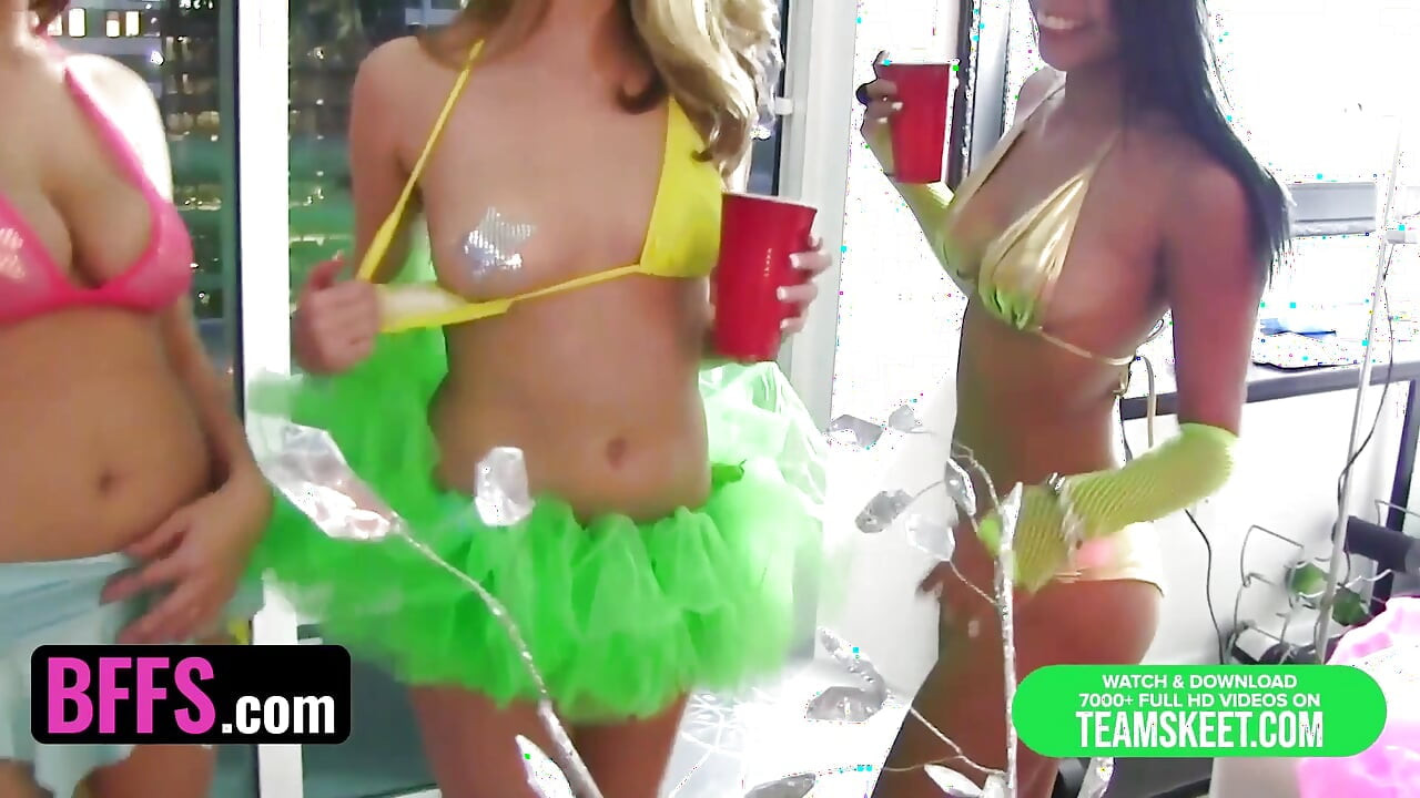 Bffs - novias tetonas en bikinis de neón sexy se ponen locas con juguetes sexuales y semental afortunado después del festival