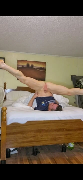 Sexy blanke man stript en krijgt sperma in de mond