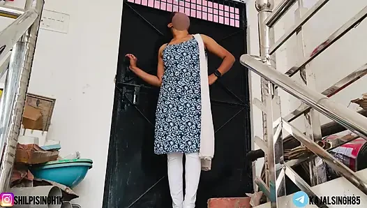 Üvey babamın üvey oğlu beni çatı banyosunda yakaladı ve sikti. Amcığımı tamamen mahvetti.