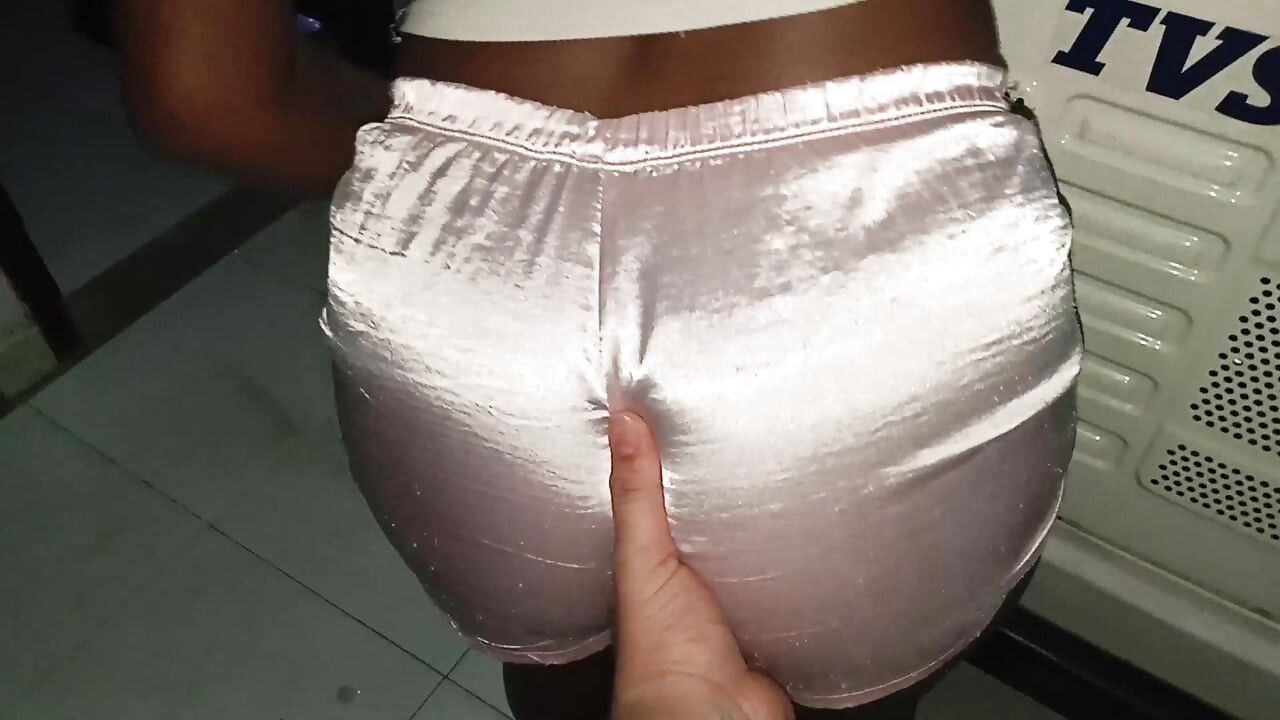 movía su trasero mientras limpiaba el auto