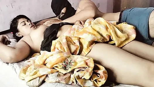 Sherni kann ihren durst nach einem dicken schwanz und einer großen ladung sperma nicht halten