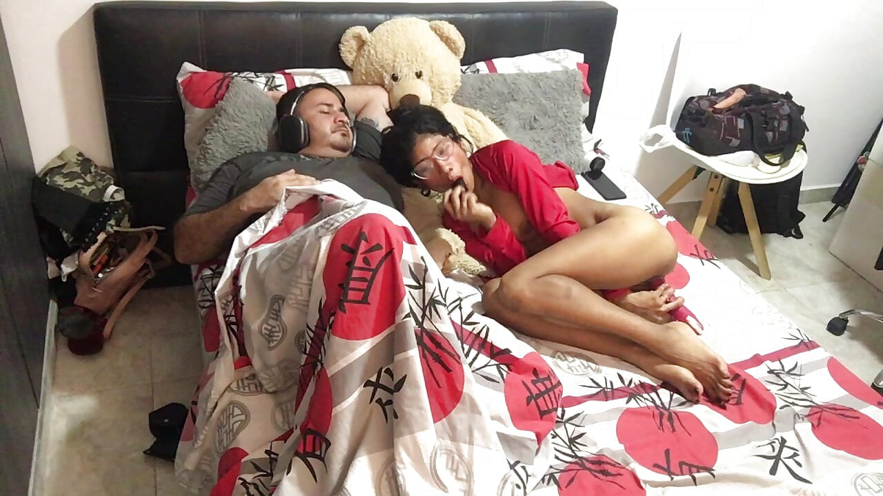 Я мастурбую на очах у свого чоловіка, підбурюючи його до сексу.