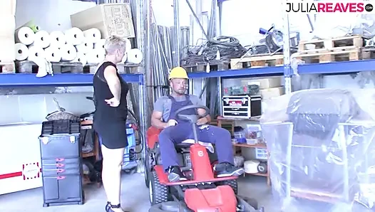 Горячая Oma сосет огромный член, затем скачет на массивном члене до камшота