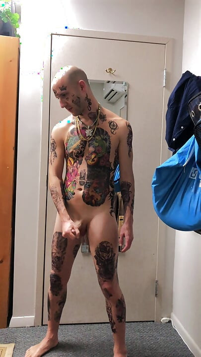 Татуиран Twink мастурбация соло