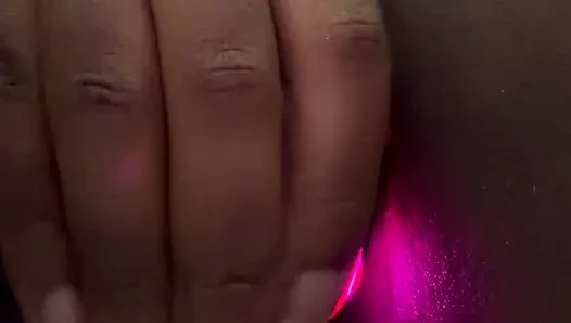 Cewek hot kulit hitam ini lagi asik muasin memeknya pakai vibrator