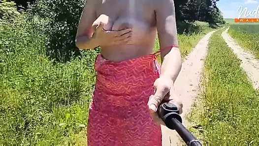 Çıplak açık havada yürüyüş