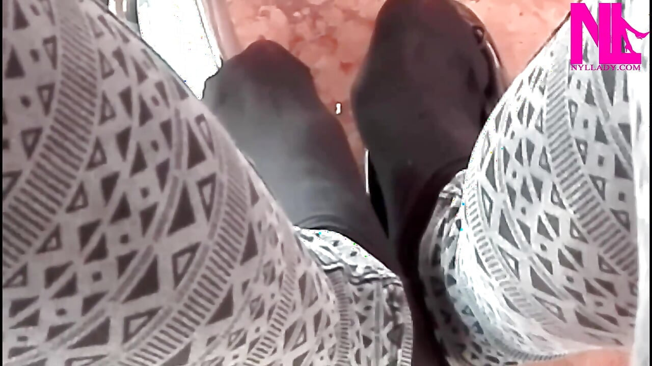 Shoeplay i My Black Pattent Flats i en bar