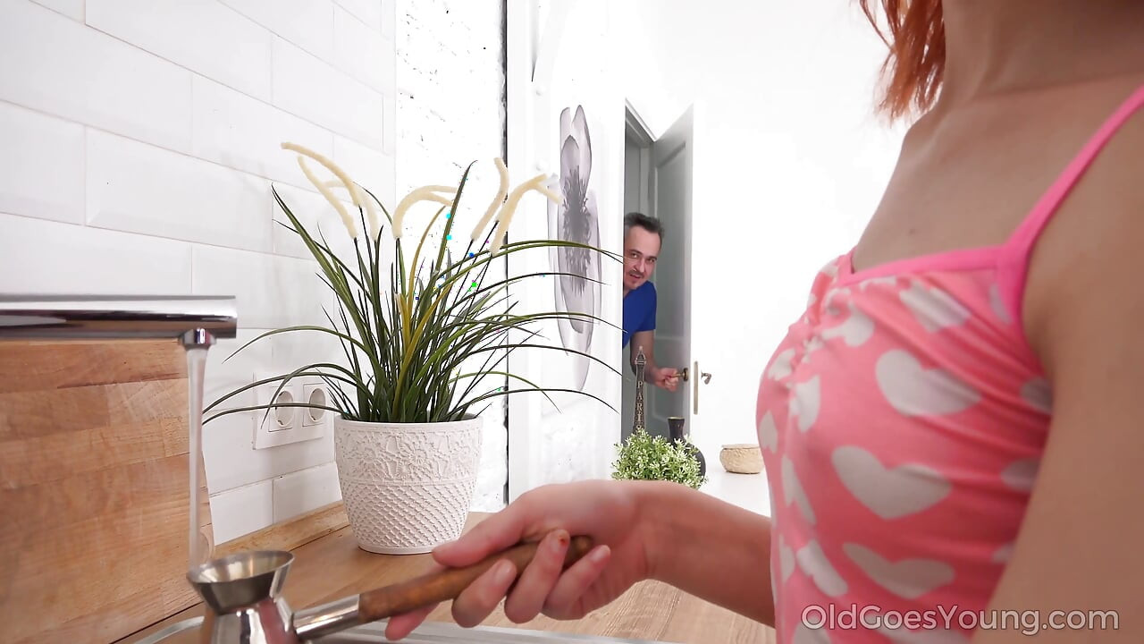 Jinjar sviti purane lnd ko apne taja chhedon men le jati hai.