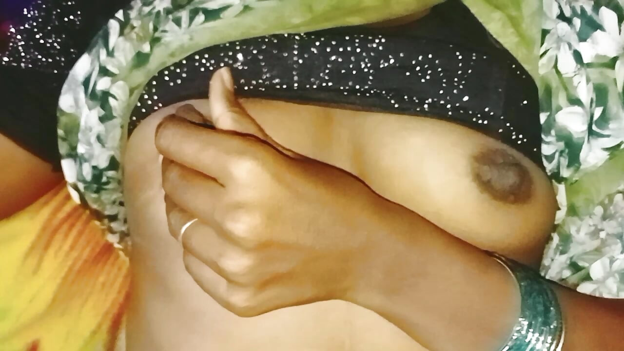 Seksi kavita kannada amcığını parmaklıyor ve göğüslerini gösteriyor