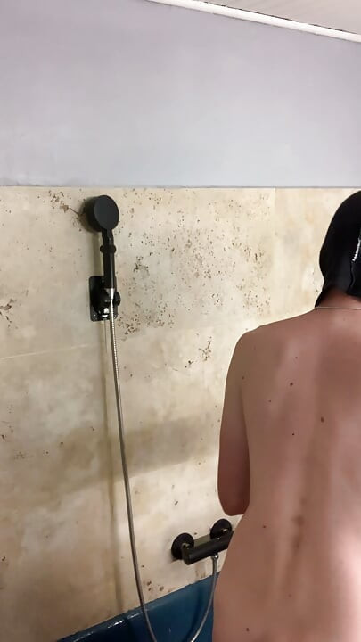 Baathroom men haath se maalish