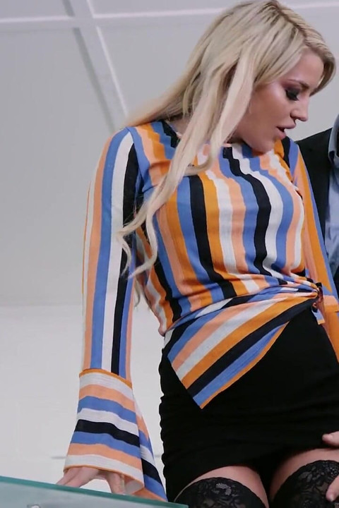Sienna Day ma swoją mokrą cipkę zjedzoną podczas noszenia seksownej bielizny