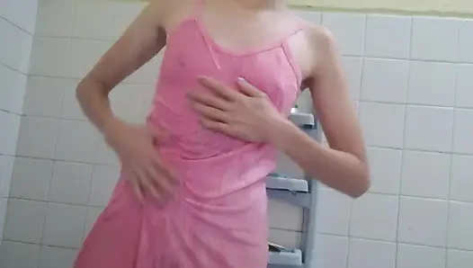 Pijamalarımı ıslatıp vajinamı tıraş ediyorum