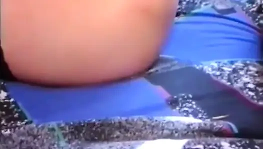 Eine nymphomanische frau, die von einem fremden im Park gefickt wird!