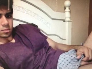 Lindo chico árabe se hace una paja en la cama 1