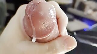 Une grosse bite blanche lâche beaucoup de sperme