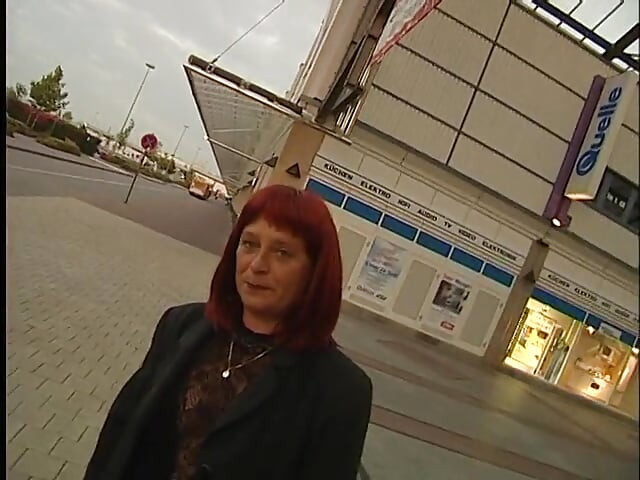 परिपक्व लाल बालों वाली पीओवी में उसका लंड चूस रही है