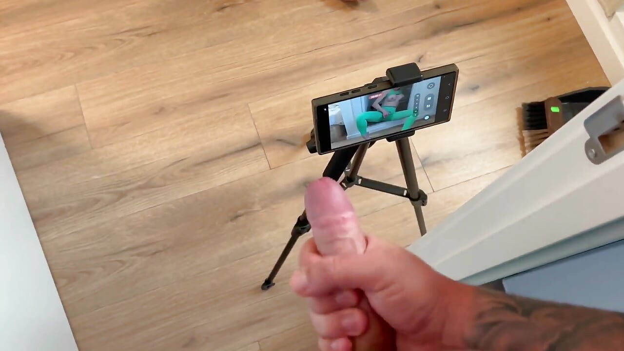 Sretni frajer drka dok mu cura snima porno videe!!