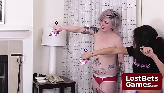 Belle lagi asik muasin memeknya pakai strap-on sambil bugil