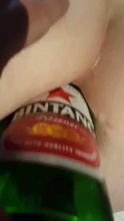 She take a large size beer bottle in her arse